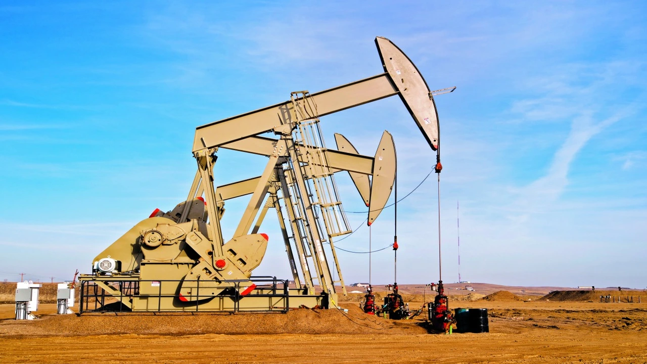 تراجع أسعار النفط بأكثر من 11 بالمئة في ختام جلسات التداول العالمية